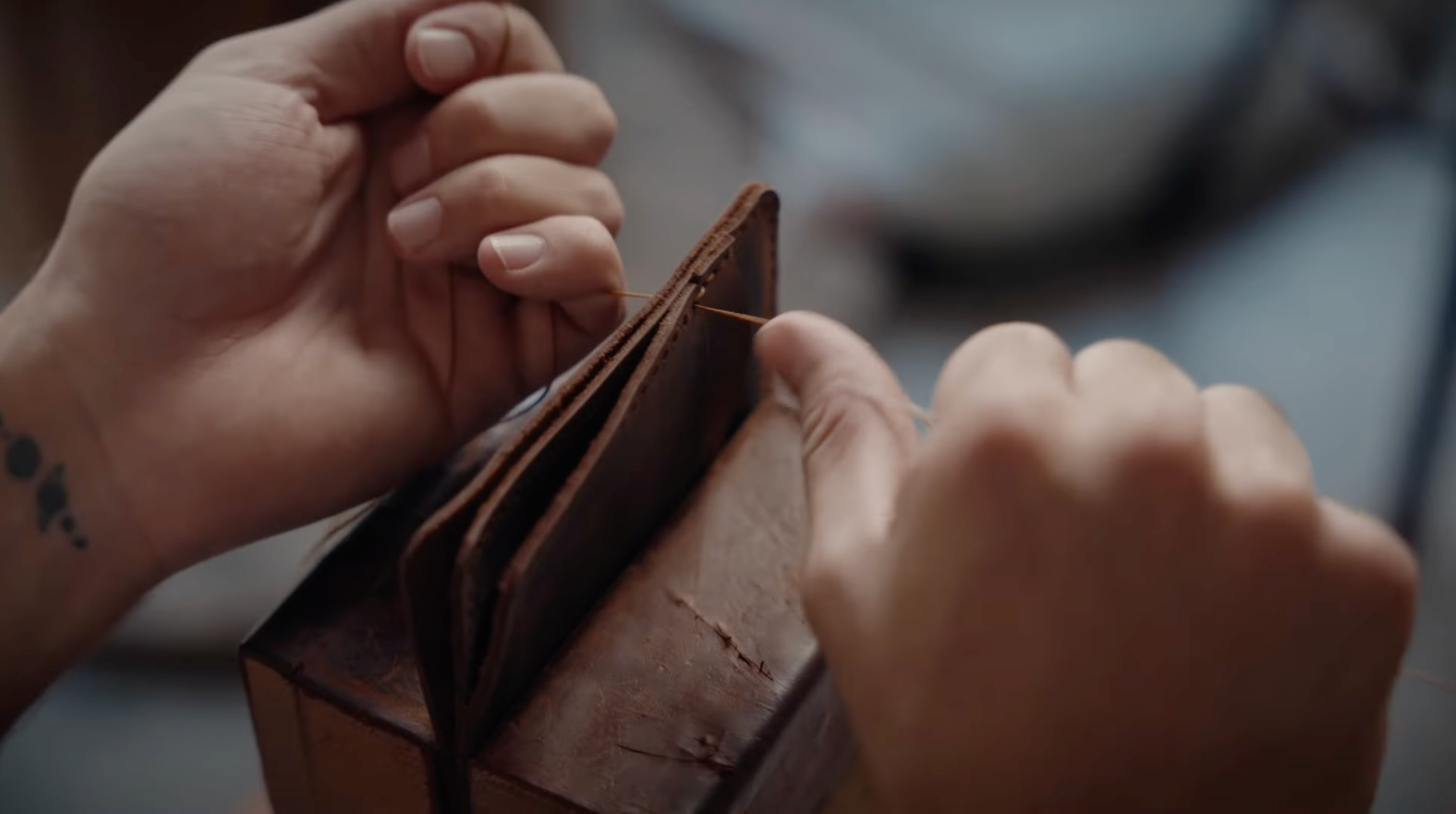 Videoyu yükle: Strawderi Handmade Leather Atelier / El Yapımı Deri Atölyesi / Deri Cüzdan Yapımı